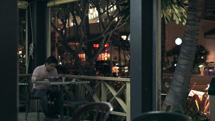 第8話 悠介の食事のシーン(C)フジテレビ/イースト・エンタテインメント