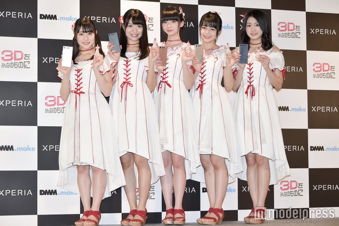 (左から)加藤美南、北原里英、荻野由佳、本間日陽、長谷川玲奈 (C)モデルプレス