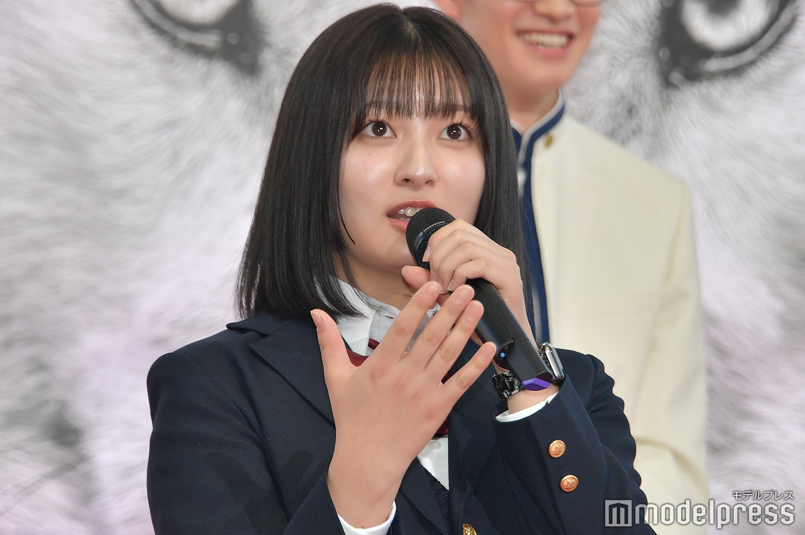 道枝駿佑と板垣李光人の距離が近いことを説明する吉川愛（C）モデルプレス