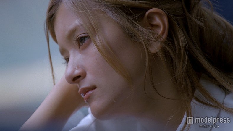 ローラ、大粒の涙…初めて見せた表情にスタッフも驚き