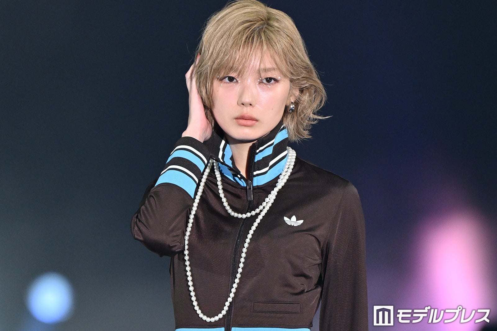 櫻坂46藤吉夏鈴、個性派コーデ着こなし パールネックレスで外す【ガルアワ2026SS】