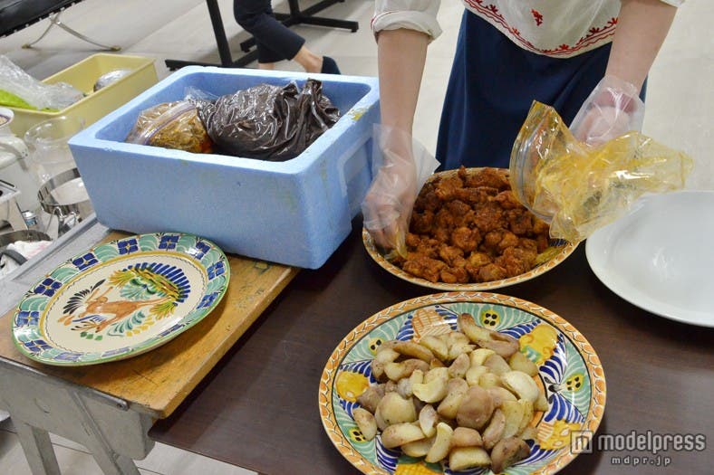 手作りの食材がメキシカンな皿にトッピングされていく