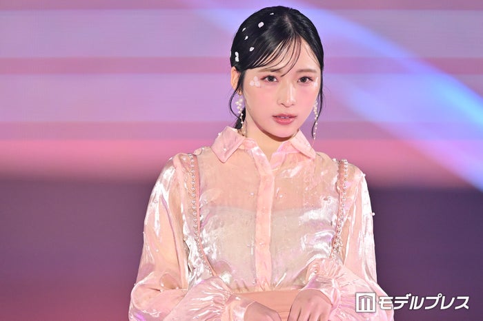 AKB48小栗有以、透け感シャツで春のワントーンコーデ 花びらメイクも可愛い【GirlsAward 2024 S／S】