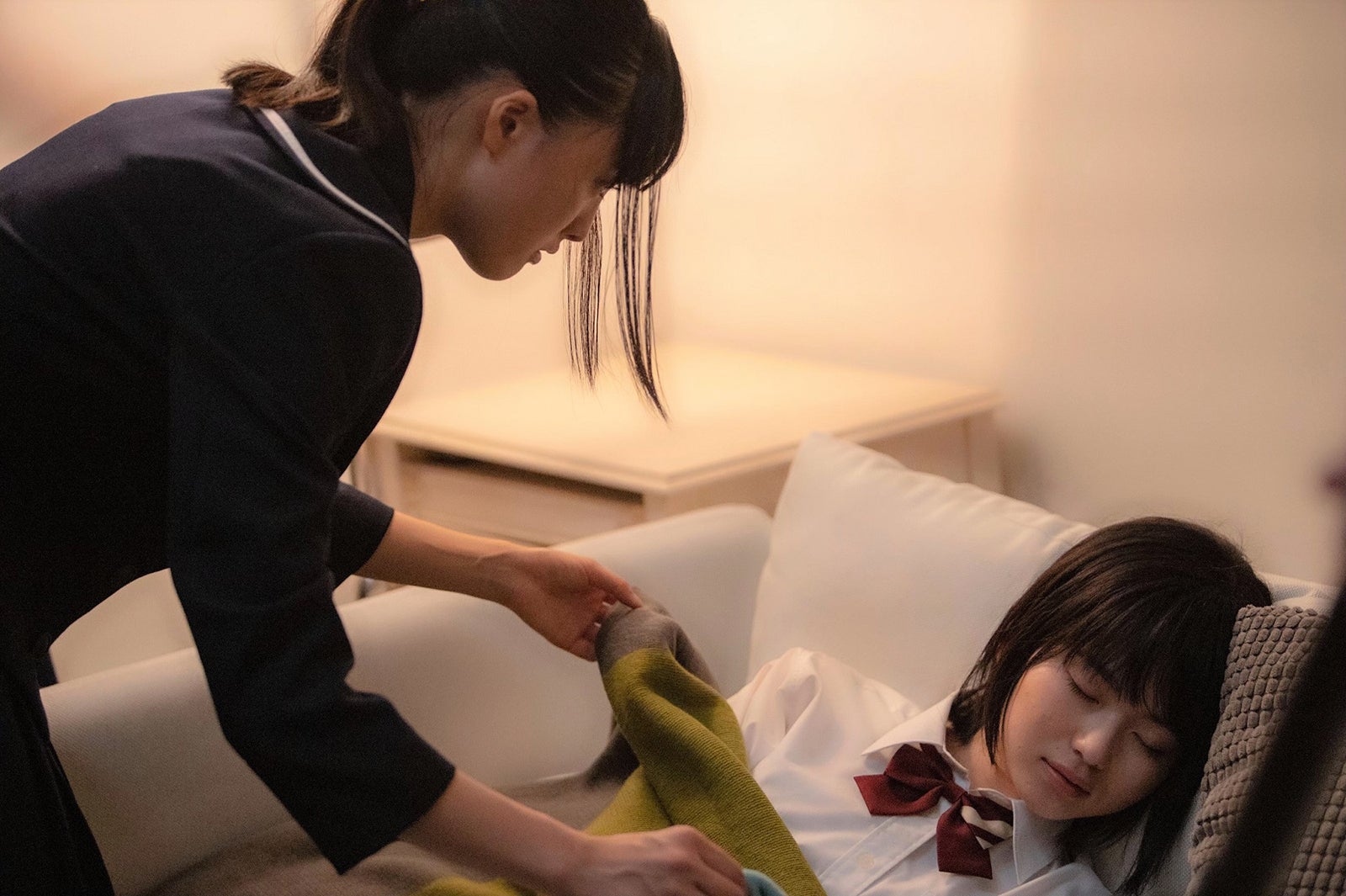 大友花恋、山田杏奈／「新米姉妹のふたりごはん」第2話より（C）「新米姉妹のふたりごはん」製作委員会