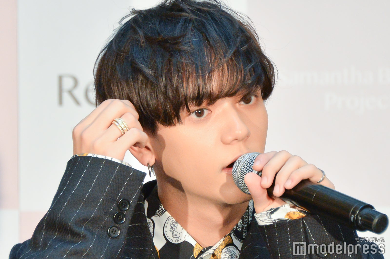 八木勇征にとかされた髪の仕上がりに満足する中島颯太（C）モデルプレス