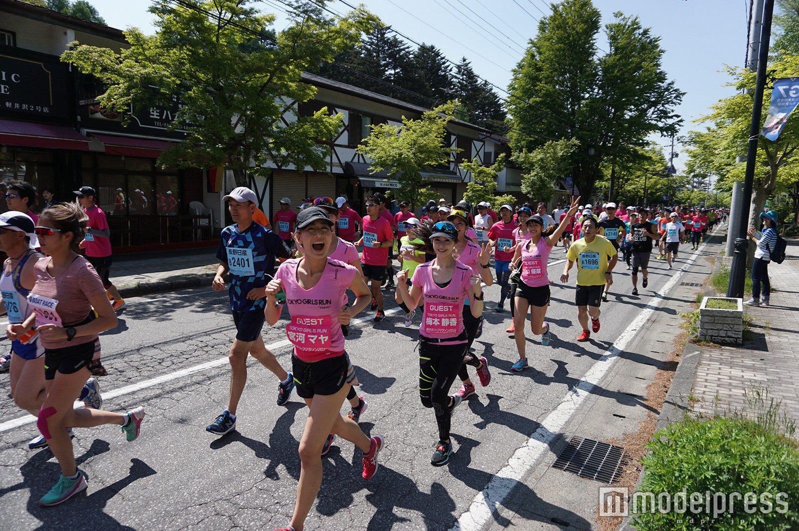 沿道からの声援を受けて疾走