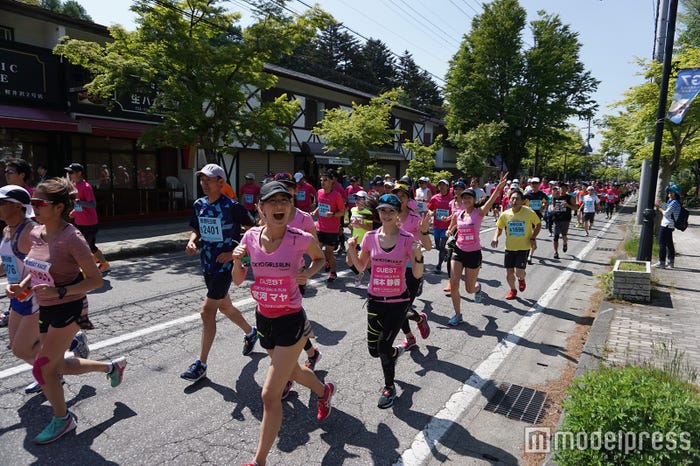 沿道からの声援を受けて疾走