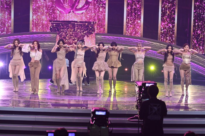 【紅白本番】TWICE、ミニ丈衣装で圧巻スタイル披露「Feel Special」冒頭アカペラ歌唱・9人完全体パフォーマンス