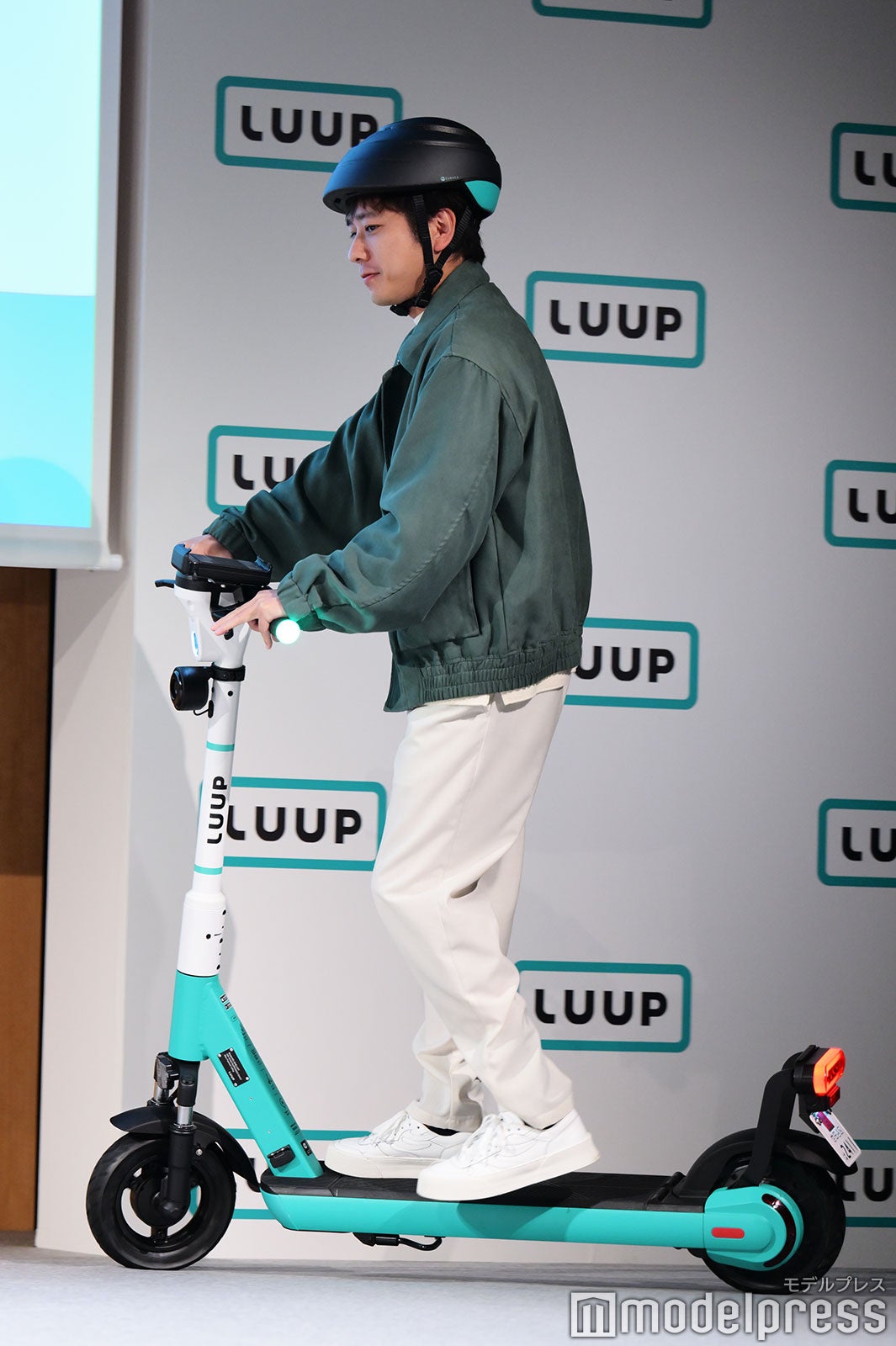 「LUUP」を乗りこなす二宮和也（C）モデルプレス