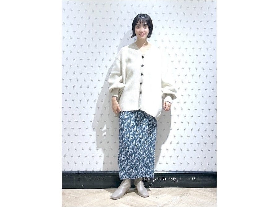 白っぽいアイボリーは足もとに抜け感を出してくれる 出典:WEAR