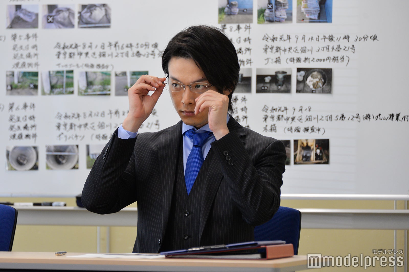 メガネを直す時もポーカーフェイス中村倫也（C）モデルプレス