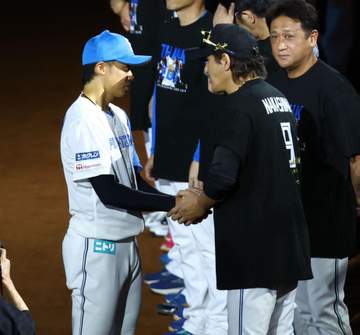 日本ハム・新庄監督 引退試合で5点差逆転勝利呼んだ中島に「卓くんのおかげ」 ジョーク交じりにねぎらう「明日も明後日も卓くんに出てもらって…」