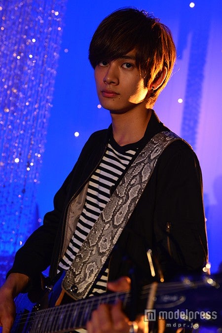 北村匠海（TAKUMI）もギターを披露（C）2016あやカノ」製作委員会　（C）2014 CJ E&M CORPORATION