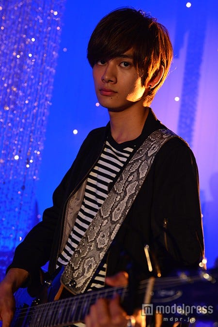 北村匠海(TAKUMI)もギターを披露(C)2016あやカノ」製作委員会 (C)2014 CJ E&M CORPORATION
