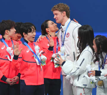 鍵山優真 五輪秘蔵写真公開「新鮮で胸熱」な一枚も アンバー・グレンと自撮り2ショで女王の表情が「良いお顔」「国境を越えた絆が」