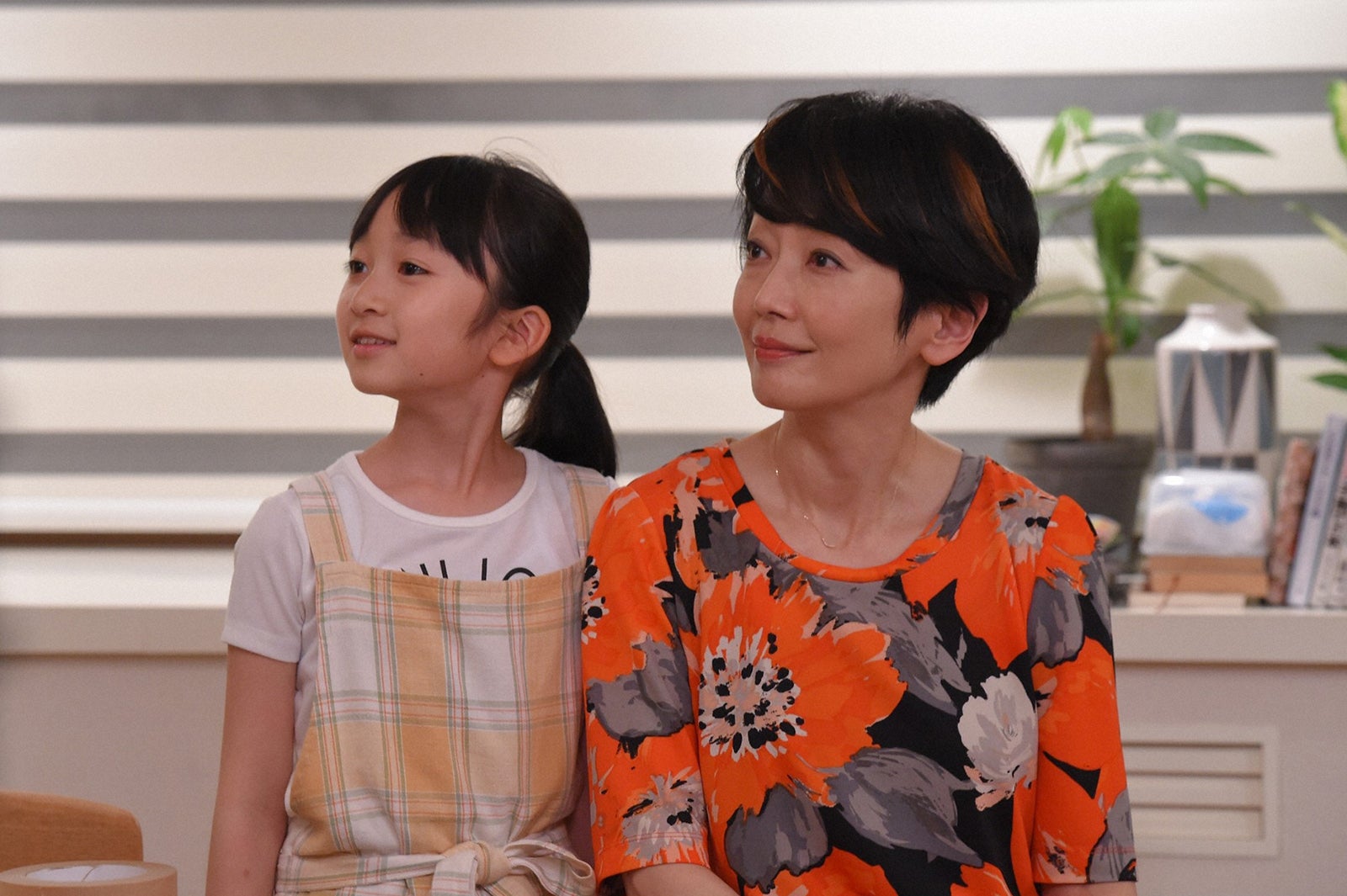 横溝菜帆、麻生祐未／「義母と娘のブルース」第1話より（C）TBS