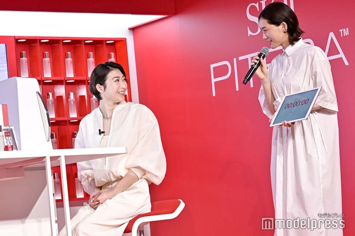 肌年齢を測定する池江璃花子選手、綾瀬はるか(C)モデルプレス