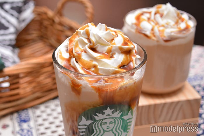 ほうじ茶 meets キャラメル クリーム フラペチーノ、ほうじ茶 meets キャラメル クリーム ティー ラテ/画像提供:スターバックス コーヒー ジャパン