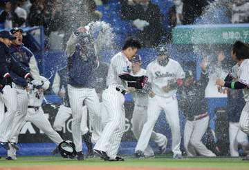 強い！ヤクルトが九回逆転サヨナラ勝ちで球団タイ記録の開幕5連勝 伊藤が劇的サヨナラ2点適時打 広島リクエストで異例の2度のウォーターシャワーでずぶ濡れ「寒いです」