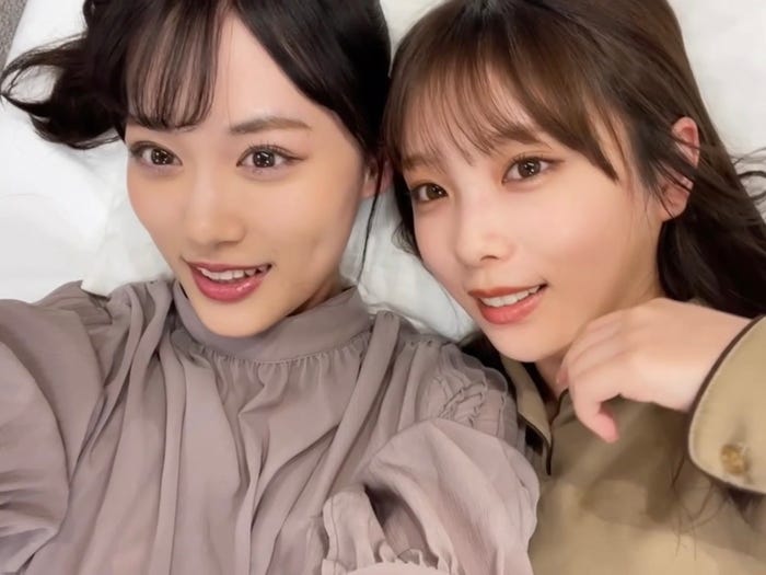 山下美月と与田祐希の“添い寝”ショット(提供写真)