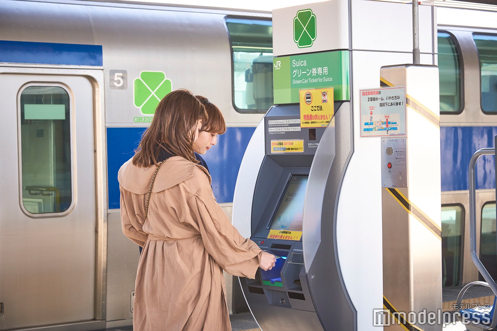 乗車前にホームで購入できます （C）モデルプレス