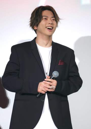 NEWS増田貴久「踊る」新作で人生初映画出演 「俳優さんっぽい感じの」ジャケットスタイルで初日舞台あいさつ登場