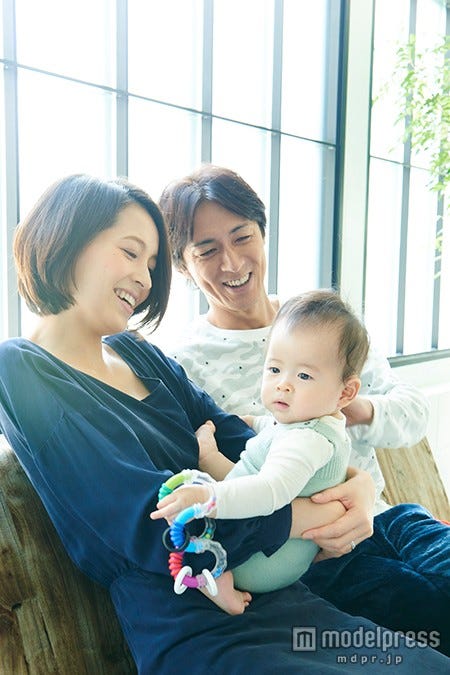 親子3ショットのプライベート写真も多数披露(C)講談社