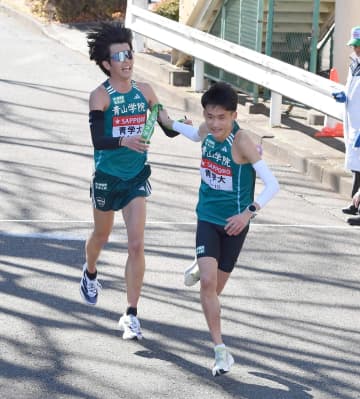 王者青学大が3連覇王手！9区佐藤有一も歴代3位の快走でアンカー折田壮太へ 2位国学院大とは1分59秒差