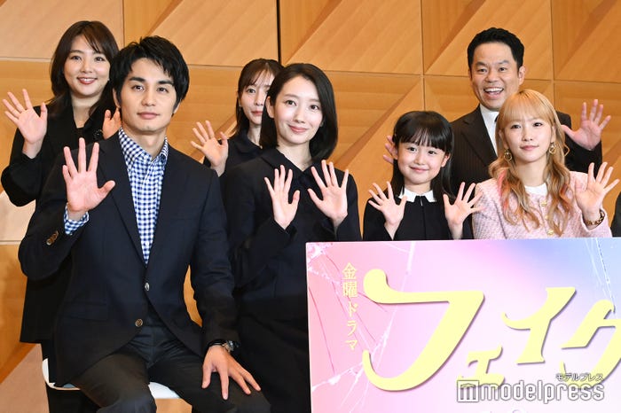 (前列左から)中村蒼、波瑠、池村碧彩、川栄李奈(後列左から)野呂佳代、田中みな実、津田篤宏(C)モデルプレス