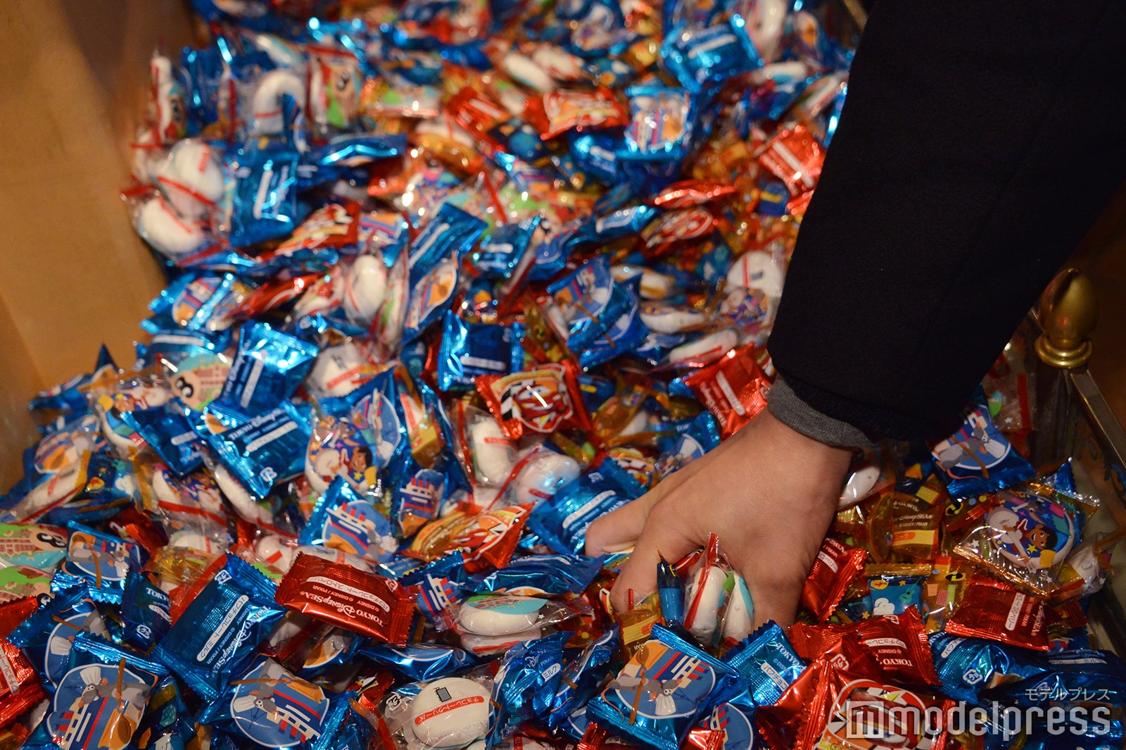 お菓子つかみどり／「サンクスデー」より（C）モデルプレス（C）Disney