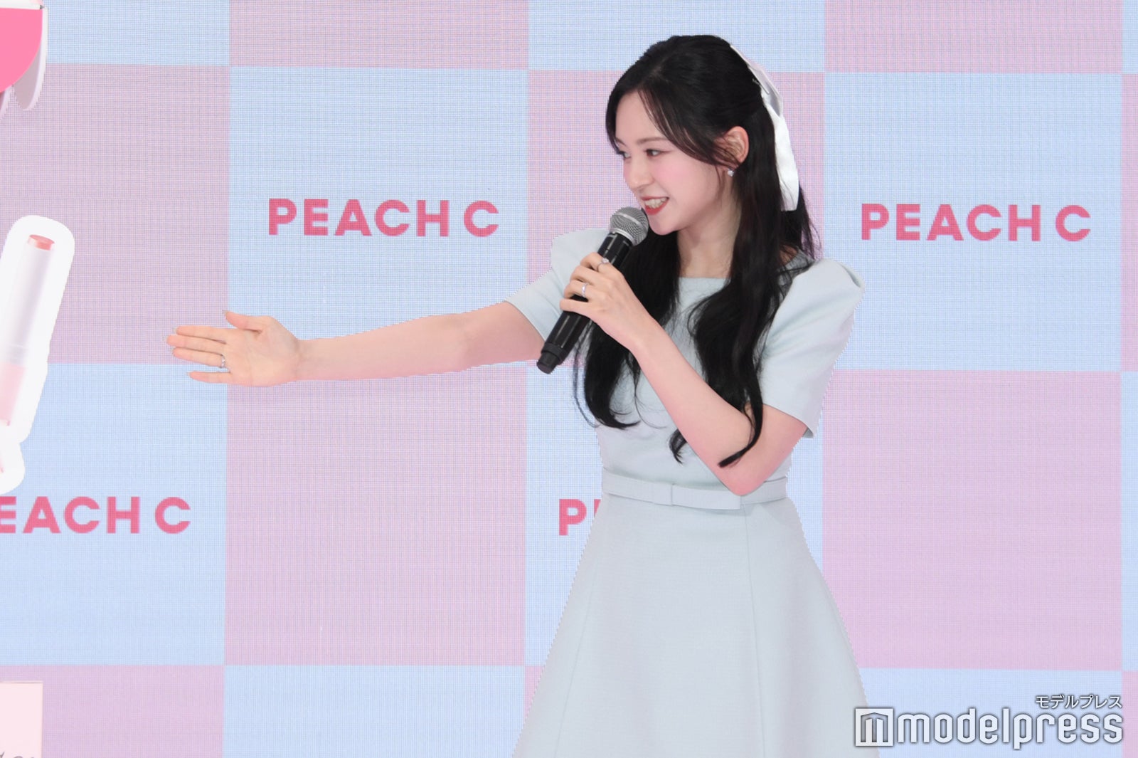 リップを紹介するマシロ（C）モデルプレス