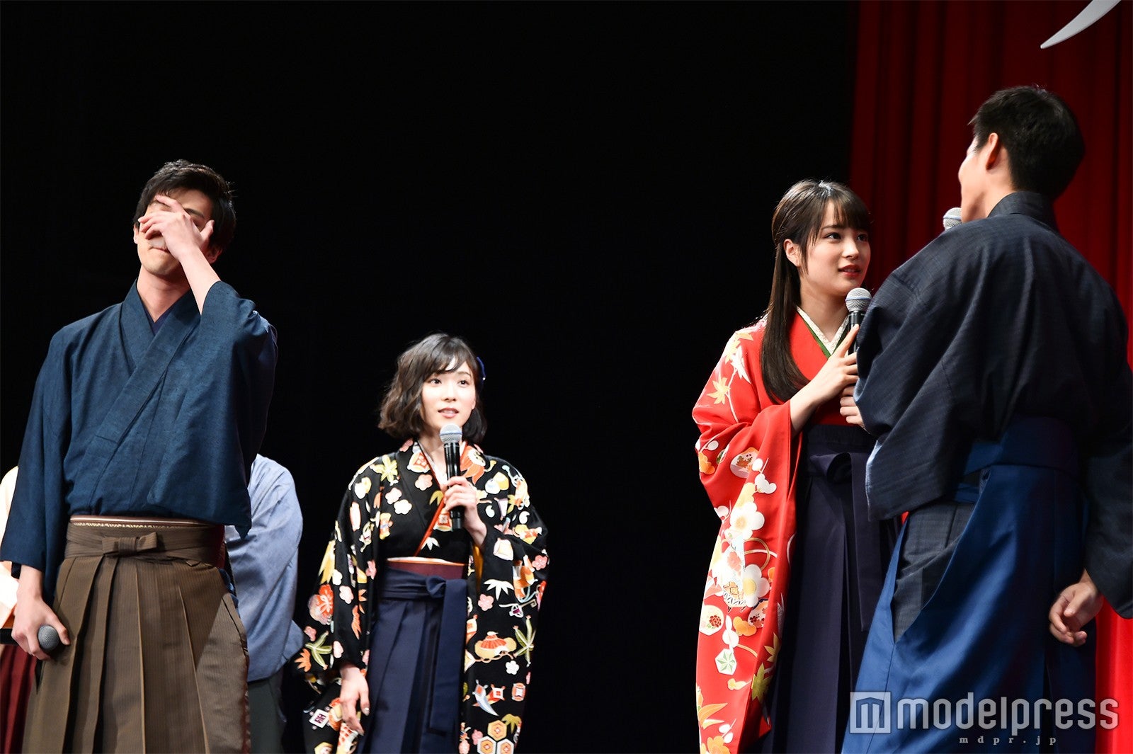 寸劇が始まり、困る（？）新田真剣佑 （C）モデルプレス