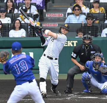 阪神 森下、佐藤輝の連続長打で逆転成功 チームは開幕から対中日に5連勝中