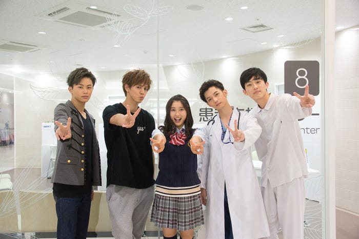 「兄に愛されすぎて困ってます」オフショット(C)2017「兄こま」製作委員会(C)夜神里奈/小学館