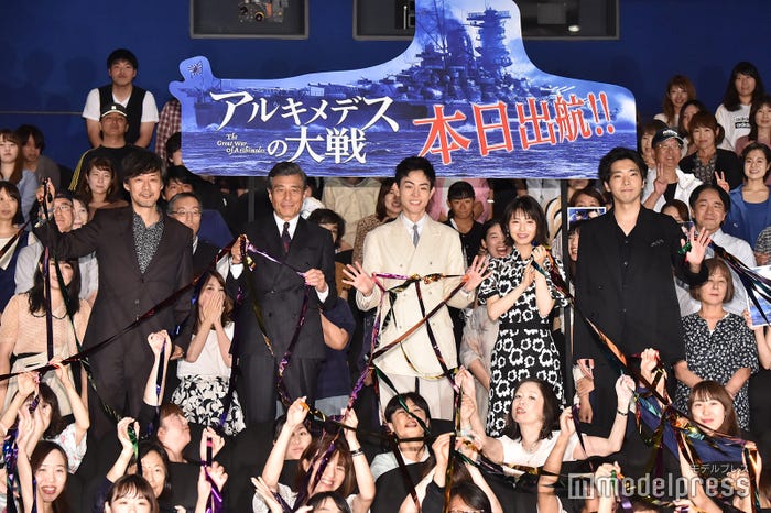 (左から)山崎貴監督、舘ひろし、菅田将暉、浜辺美波、柄本佑(C)モデルプレス