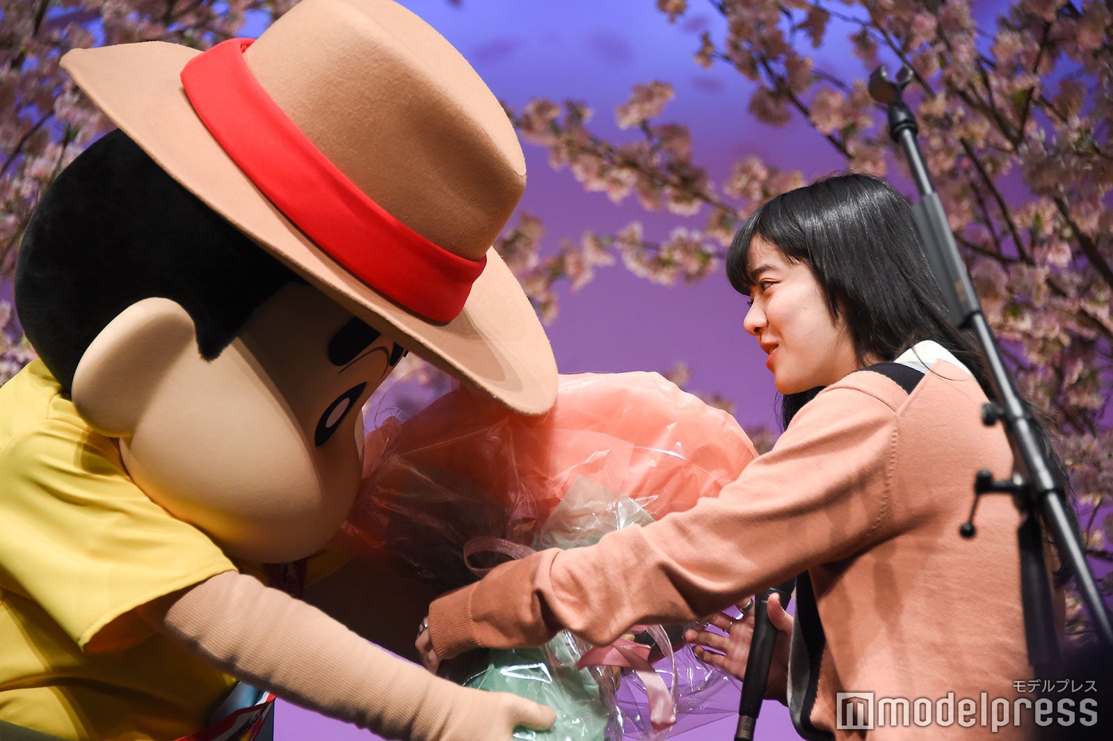 しんちゃんからマリーゴールドの花束を受け取るあいみょん（C）モデルプレス