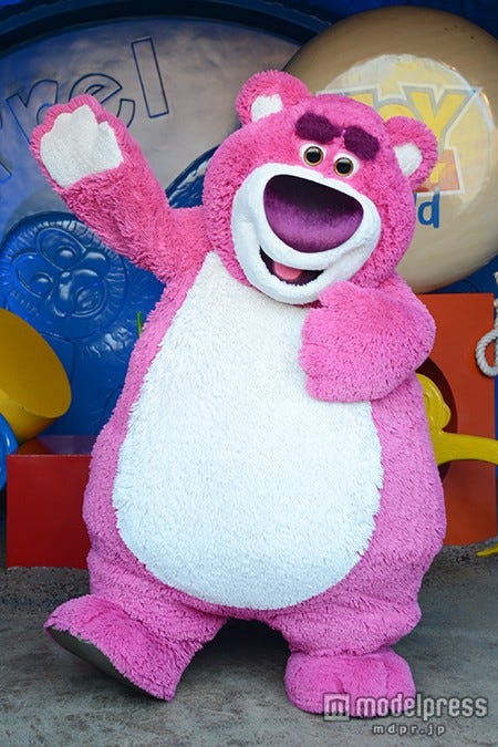 香港ディズニーランド「トイ･ストーリー」ロッツォが初登場！ピンクの“ふわふわボディ”が可愛い＜10周年イベント現地レポ＞（C）Disney／Pixar【モデルプレス】