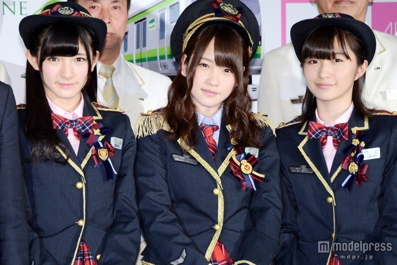 （左から）岡田奈々、川栄李奈、大島涼花