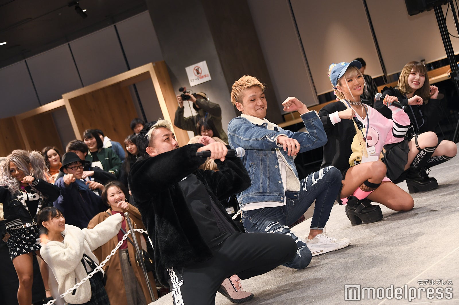 高橋聖夜（左から2番目）を筆頭に「stay young」で撮影 （C）モデルプレス