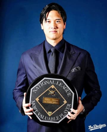 ブラックコーデの大谷翔平 常にカメラに映り続ける珍事 席位置がスピーチ台の隣 普段見られないレアなシーンも