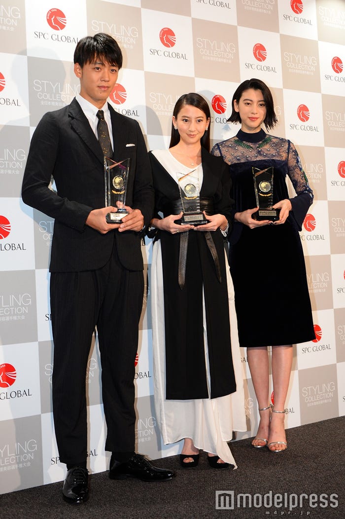 (左から)竹内涼真、河北麻友子、三吉彩花(C)モデルプレス