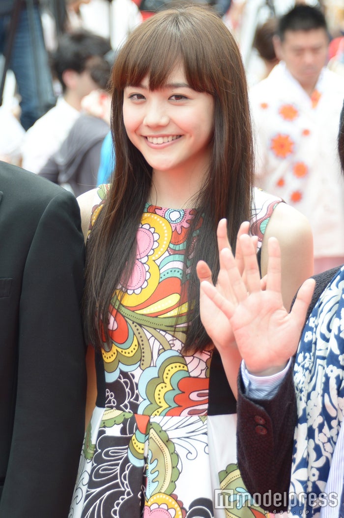 松井愛莉 圧倒的美脚あらわにレッドカーペット降臨 モデルプレス