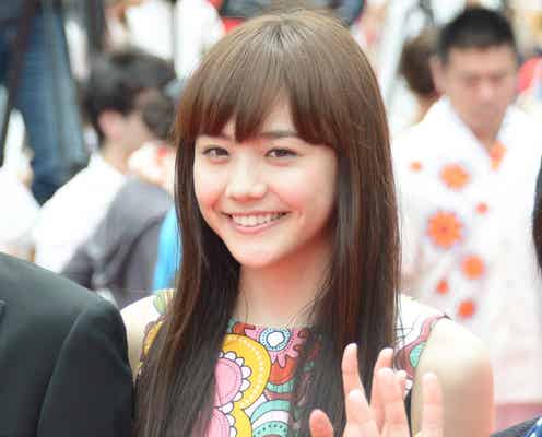 松井愛莉、圧倒的美脚あらわにレッドカーペット降臨