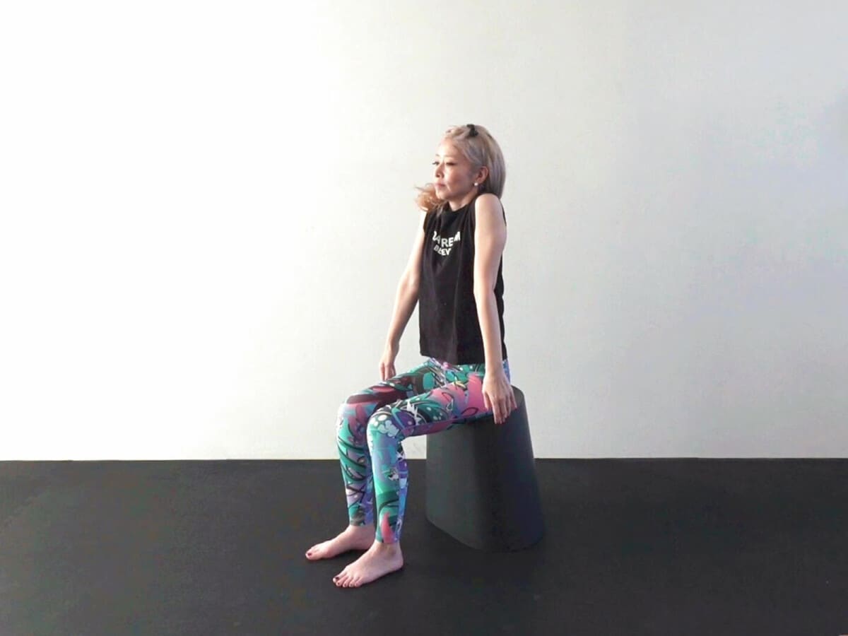 8：肩と耳をギュッと近づける。