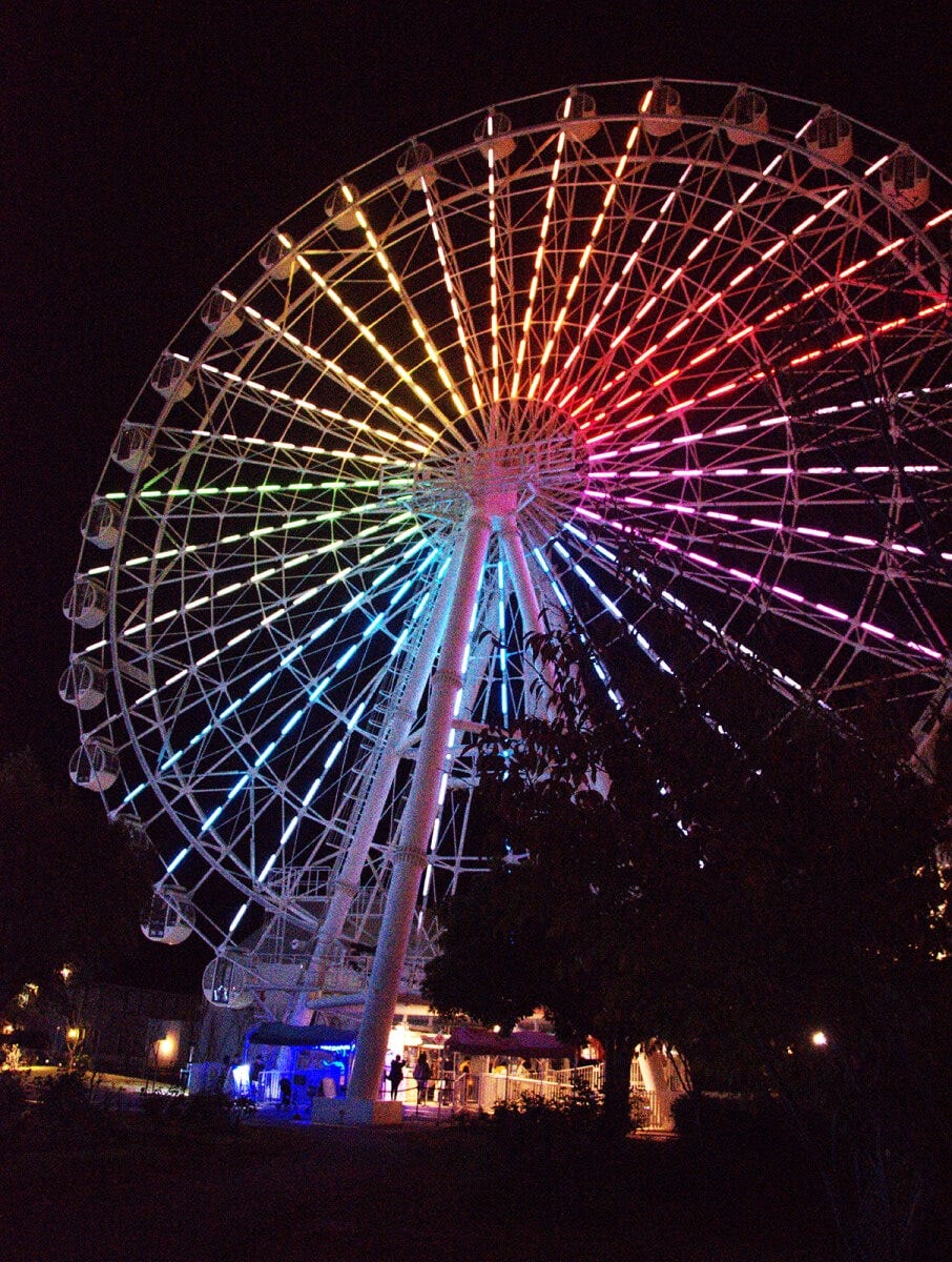 アートガーデンにある観覧車。すぐ下には、春と秋にバラが咲き誇るローズガーデンがあります