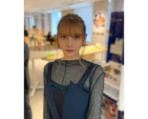 アンジェラ芽衣、美肌透け見せ!大人っぽいシアーニットコーデを公開!