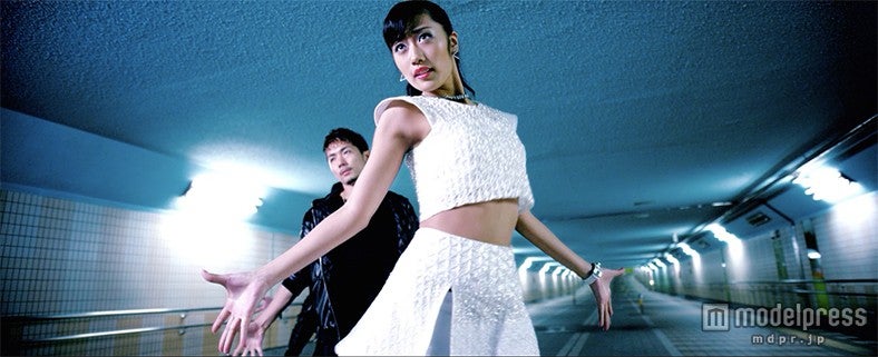 藤田奈那「右足エビデンス」MVより