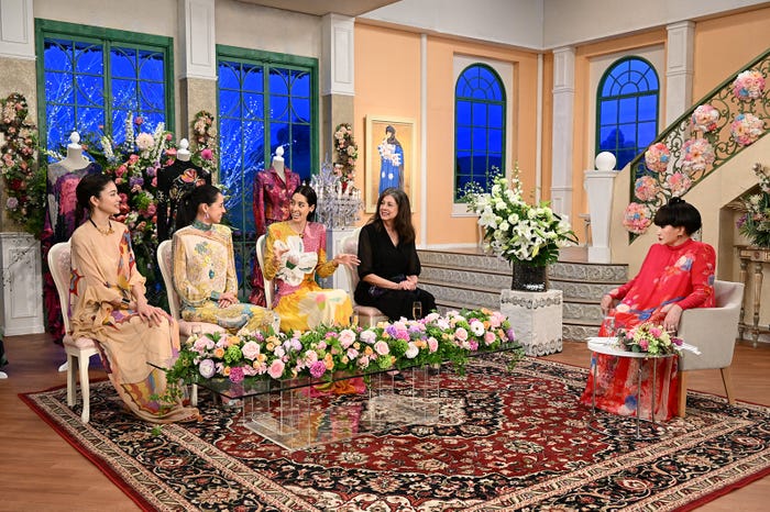 (左から)森星、森雪、森泉、森パメラさん、黒柳徹子(C)テレビ朝日