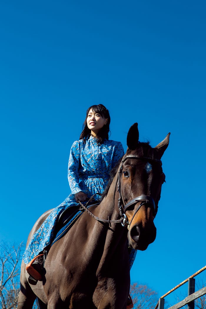 菅井友香1st写真集「フィアンセ」より/撮影:LUCKMAN/講談社