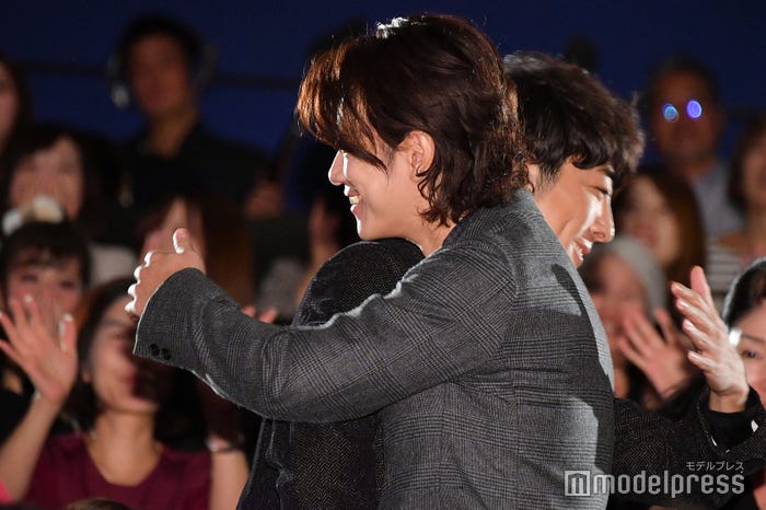 熱い抱擁を交わす佐藤健、高橋一生(C)モデルプレス